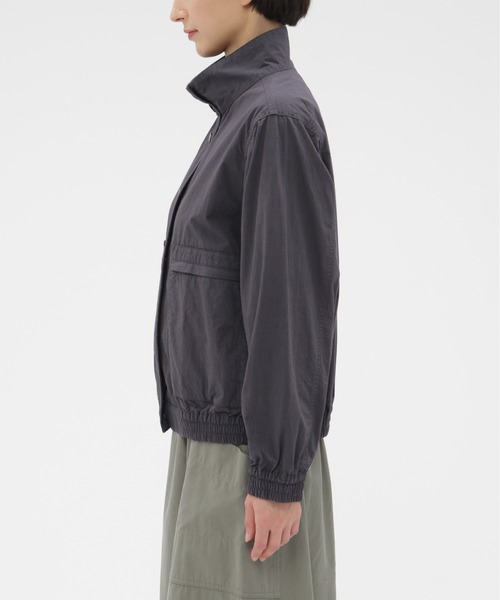 MHL.(エムエイチエル)の「COTTON NYLON PLAINWEAVE(ブルゾン・レディース・グレー/インディゴブルー・1/2)」の4枚目の写真