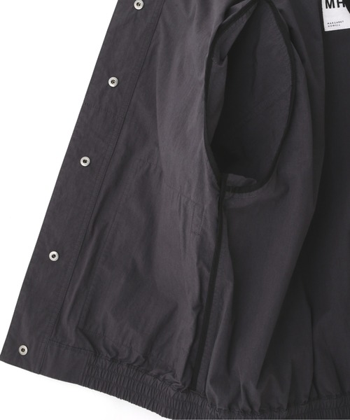 MHL.(エムエイチエル)の「COTTON NYLON PLAINWEAVE(ブルゾン・レディース・グレー/インディゴブルー・1/2)」の7枚目の写真