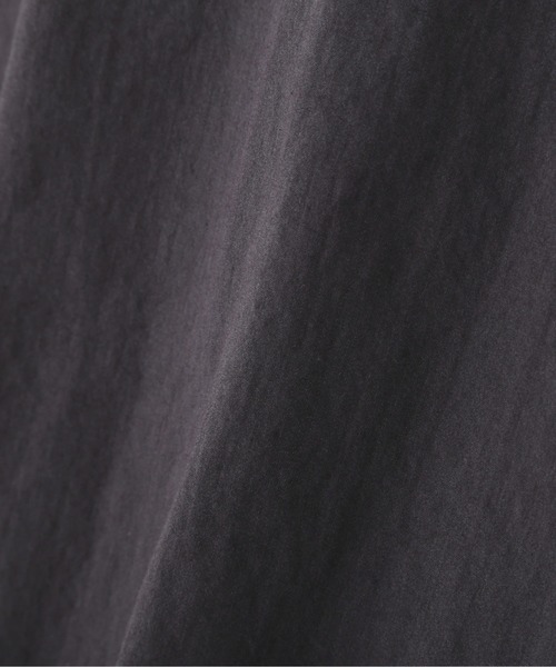 MHL.(エムエイチエル)の「COTTON NYLON PLAINWEAVE(ブルゾン・レディース・グレー/インディゴブルー・1/2)」の8枚目の写真