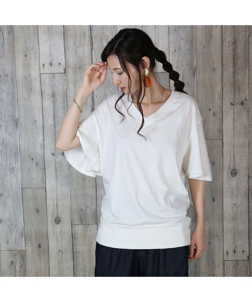 aity(アイティ)の「M-5L ボリュームフレア袖 Vネック半袖カットソー(Tシャツ/カットソー・レディース・チャコール/カーキ/ブラック/オフホワイト/ベージュ・4L~5L/LL~3L/M~L)」の2枚目の写真
