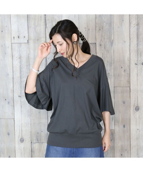 aity(アイティ)の「M-5L ボリュームフレア袖 Vネック半袖カットソー(Tシャツ/カットソー・レディース・チャコール/カーキ/ブラック/オフホワイト/ベージュ・4L~5L/LL~3L/M~L)」の4枚目の写真