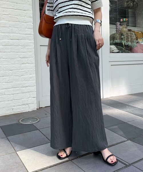 fredy emue(フレディエミュ)の「こなれワッシャータックイージーパンツ(その他パンツ・レディース・ブラック/チャコールグレー/ベージュ・36/34/38)」の3枚目の写真