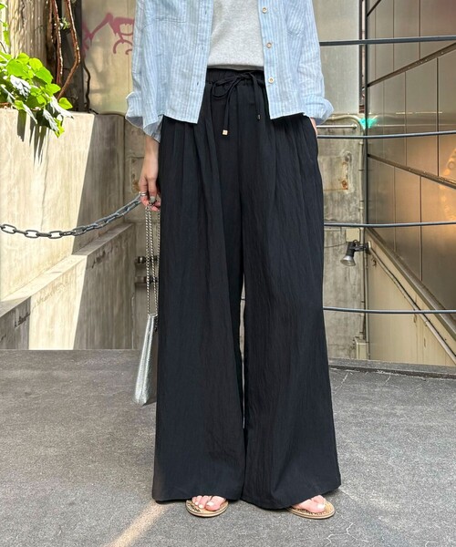 fredy emue(フレディエミュ)の「こなれワッシャータックイージーパンツ(その他パンツ・レディース・ブラック/チャコールグレー/ベージュ・36/34/38)」の2枚目の写真