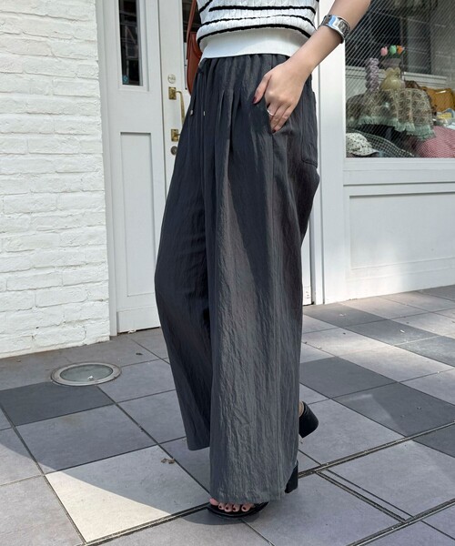 fredy emue(フレディエミュ)の「こなれワッシャータックイージーパンツ(その他パンツ・レディース・ブラック/チャコールグレー/ベージュ・36/34/38)」の6枚目の写真