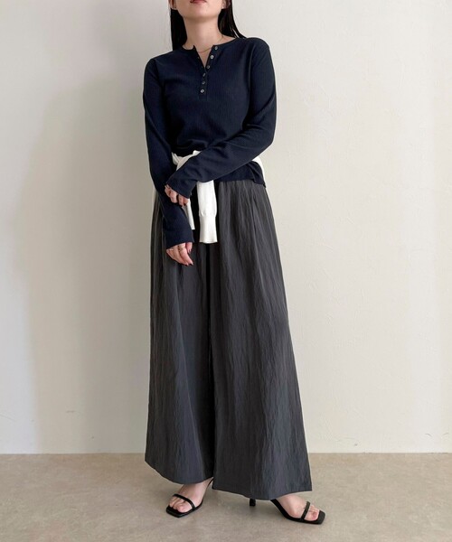 fredy emue(フレディエミュ)の「こなれワッシャータックイージーパンツ(その他パンツ・レディース・ブラック/チャコールグレー/ベージュ・36/34/38)」の11枚目の写真