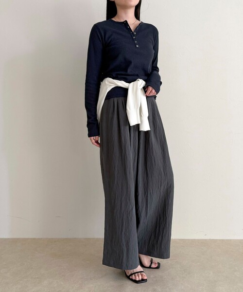 fredy emue(フレディエミュ)の「こなれワッシャータックイージーパンツ(その他パンツ・レディース・ブラック/チャコールグレー/ベージュ・36/34/38)」の12枚目の写真