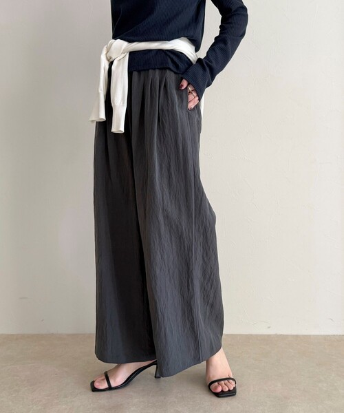 fredy emue(フレディエミュ)の「こなれワッシャータックイージーパンツ(その他パンツ・レディース・ブラック/チャコールグレー/ベージュ・36/34/38)」の14枚目の写真