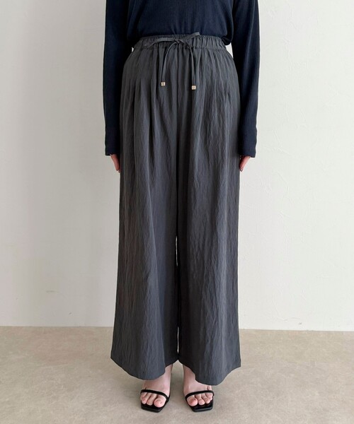 fredy emue(フレディエミュ)の「こなれワッシャータックイージーパンツ(その他パンツ・レディース・ブラック/チャコールグレー/ベージュ・36/34/38)」の15枚目の写真