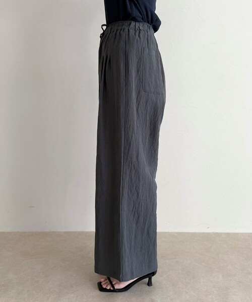 fredy emue(フレディエミュ)の「こなれワッシャータックイージーパンツ(その他パンツ・レディース・ブラック/チャコールグレー/ベージュ・36/34/38)」の16枚目の写真