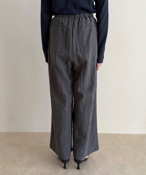 fredy emue(フレディエミュ)の「こなれワッシャータックイージーパンツ(その他パンツ・レディース・ブラック/チャコールグレー/ベージュ・36/34/38)」の17枚目の写真