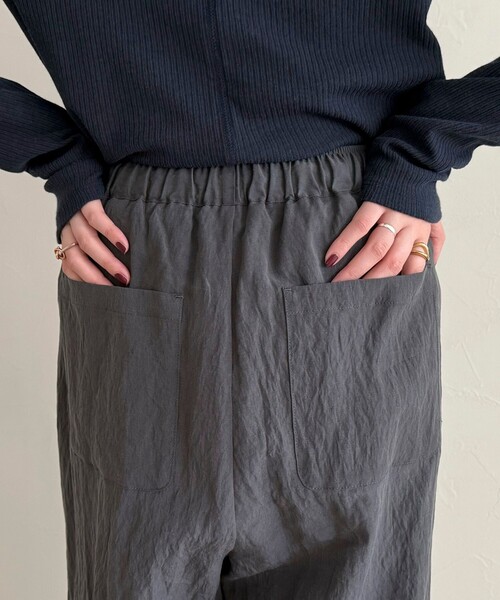 fredy emue(フレディエミュ)の「こなれワッシャータックイージーパンツ(その他パンツ・レディース・ブラック/チャコールグレー/ベージュ・36/34/38)」の18枚目の写真