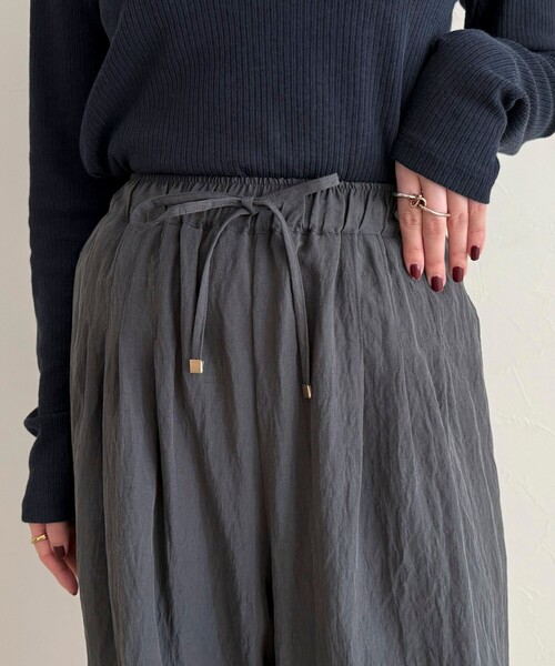 fredy emue(フレディエミュ)の「こなれワッシャータックイージーパンツ(その他パンツ・レディース・ブラック/チャコールグレー/ベージュ・36/34/38)」の19枚目の写真