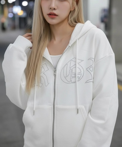 ARULE（アルール）の「A'GEM/9 × .kom 『ARULE/アルール』Graffiti Rhinestone Zip Hoodie/短丈グラフティラインストーン ZIP パーカー（パーカー・レディース・ブラック/ホワイト・FREE）」の2枚目の写真