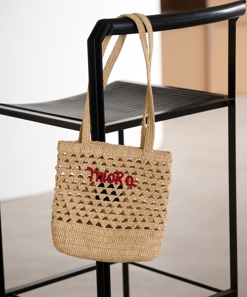 BEAUTY&YOUTH UNITED ARROWS(ビューティーアンドユースユナイテッドアローズ)の「【別注】<MIORA>ラフィア ロゴ トートバッグ(かごバッグ・レディース・ピンク/ダークブラウン/ナチュラル・FREE)」の2枚目の写真