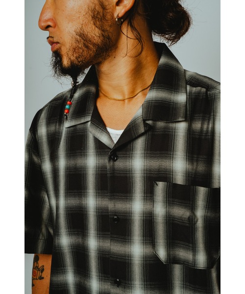 BIG MIKE（ビッグマイク）の「BIG MIKE ビックマイク/ 26春夏新作 セットアップ対応 オープンカラー半袖 レーヨンミックス オンブレチェックシャツ 脇スリットタイプ //// 102625530（シャツ/ブラウス・メンズ・ホワイト×ネイビー/ホワイト×グリーン/ブラック×ホワイト・X-LARGE/LARGE/MEDIUM）」の4枚目の写真