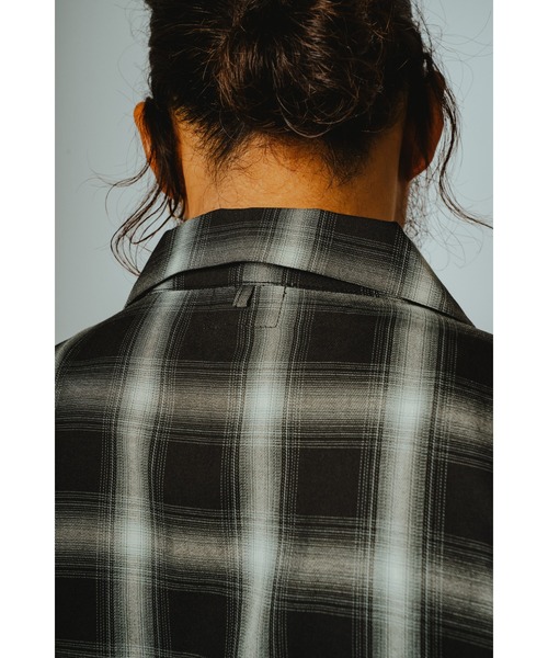 BIG MIKE（ビッグマイク）の「BIG MIKE ビックマイク/ 26春夏新作 セットアップ対応 オープンカラー半袖 レーヨンミックス オンブレチェックシャツ 脇スリットタイプ //// 102625530（シャツ/ブラウス・メンズ・ホワイト×ネイビー/ホワイト×グリーン/ブラック×ホワイト・X-LARGE/LARGE/MEDIUM）」の6枚目の写真