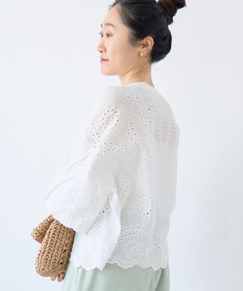 le.coeur blanc(ルクールブラン)の「カットワーク刺繍バルーンスリーブブラウス(シャツ/ブラウス・レディース・オフホワイト/ブラック・38)」の5枚目の写真