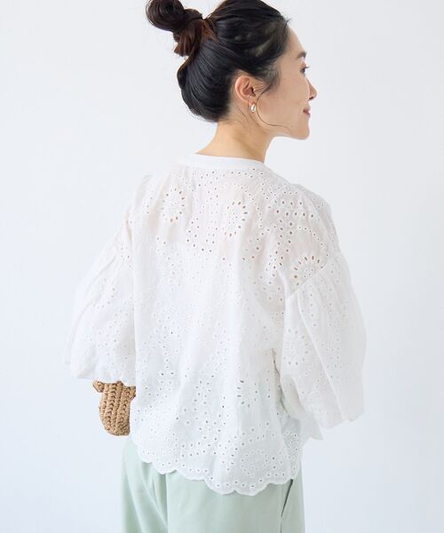 le.coeur blanc(ルクールブラン)の「カットワーク刺繍バルーンスリーブブラウス(シャツ/ブラウス・レディース・オフホワイト/ブラック・38)」の6枚目の写真