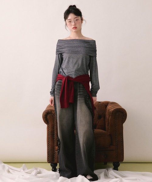 loin nuit(ロワンニュイ)の「glitter off shoulder tops / グリッターオフショルダートップス(Tシャツ/カットソー・レディース・ライトグリーン/ネイビー・FREE)」の6枚目の写真