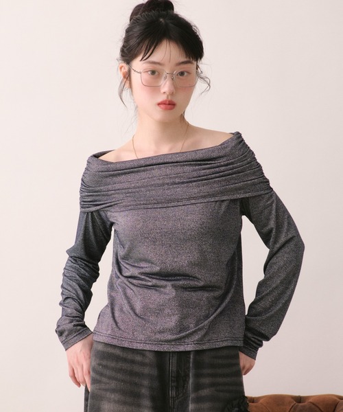 loin nuit(ロワンニュイ)の「glitter off shoulder tops / グリッターオフショルダートップス(Tシャツ/カットソー・レディース・ライトグリーン/ネイビー・FREE)」の11枚目の写真