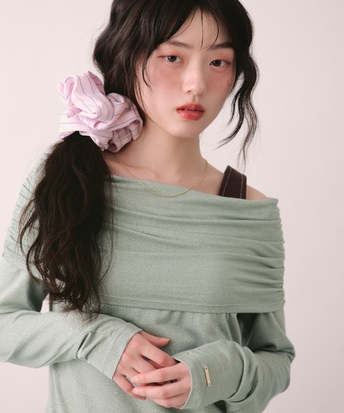 loin nuit(ロワンニュイ)の「glitter off shoulder tops / グリッターオフショルダートップス(Tシャツ/カットソー・レディース・ライトグリーン/ネイビー・FREE)」の14枚目の写真