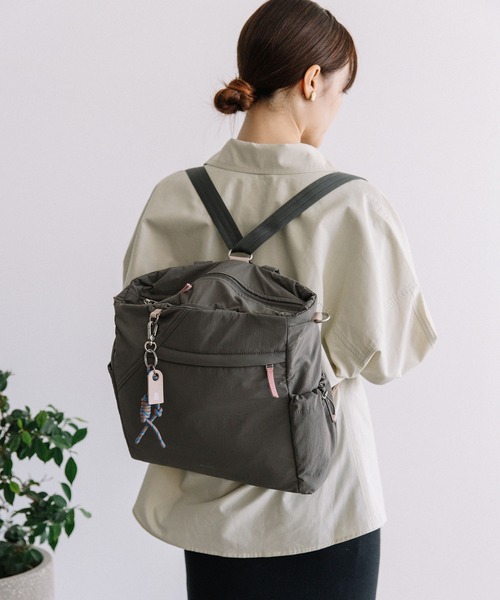 Beau're(ヴュレ)の「BEAURE 撥水ナイロン 3WAYリュックトート(ショルダーバッグ・レディース・ブラック/グレー/セージグリーン・FREE)」の3枚目の写真