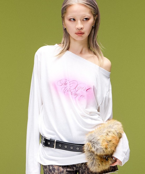 X-girl(エックスガール)の「SCRIPT LOGO ONE SHOULDER L/S TEE(Tシャツ/カットソー・レディース・ホワイト/ブラック/オリーブ・ONE SIZE)」の2枚目の写真