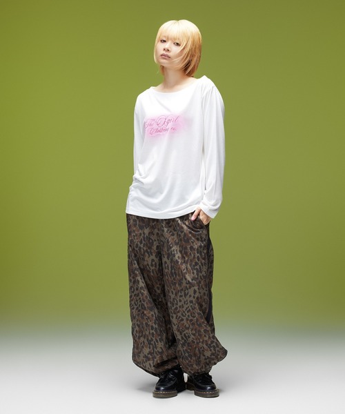 X-girl(エックスガール)の「SCRIPT LOGO ONE SHOULDER L/S TEE(Tシャツ/カットソー・レディース・ホワイト/ブラック/オリーブ・ONE SIZE)」の12枚目の写真