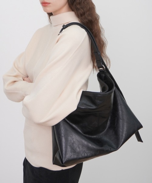 Never mind the XU / Chikashitsu+(ネバーマインド ザ エックスユー / チカシツプラス)の「【HAH ARCHIVE】Contour Belted Bag(Faux Leather) / 【ハーアーカイブ】コントゥアベルテッドワンショルダーバッグ(フォーレザー)(ショルダーバッグ・メンズ・ブラック・ONE SIZE)」の1枚目の写真