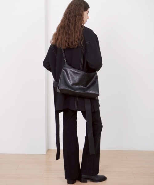 Never mind the XU / Chikashitsu+(ネバーマインド ザ エックスユー / チカシツプラス)の「【HAH ARCHIVE】Contour Belted Bag(Faux Leather) / 【ハーアーカイブ】コントゥアベルテッドワンショルダーバッグ(フォーレザー)(ショルダーバッグ・メンズ・ブラック・ONE SIZE)」の11枚目の写真