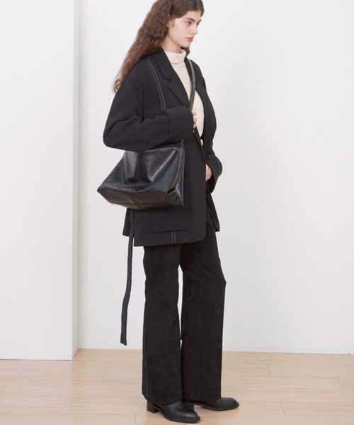 Never mind the XU / Chikashitsu+(ネバーマインド ザ エックスユー / チカシツプラス)の「【HAH ARCHIVE】Contour Belted Bag(Faux Leather) / 【ハーアーカイブ】コントゥアベルテッドワンショルダーバッグ(フォーレザー)(ショルダーバッグ・メンズ・ブラック・ONE SIZE)」の12枚目の写真