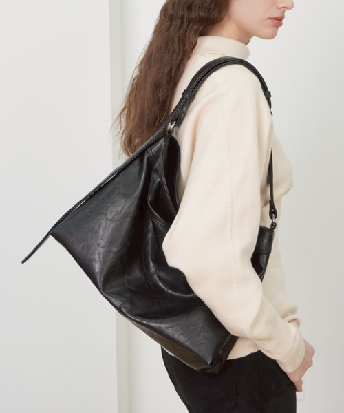 Never mind the XU / Chikashitsu+(ネバーマインド ザ エックスユー / チカシツプラス)の「【HAH ARCHIVE】Contour Belted Bag(Faux Leather) / 【ハーアーカイブ】コントゥアベルテッドワンショルダーバッグ(フォーレザー)(ショルダーバッグ・メンズ・ブラック・ONE SIZE)」の8枚目の写真