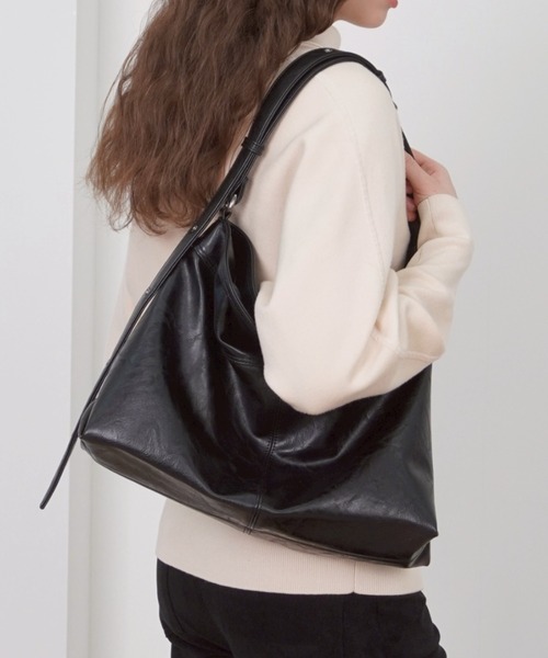 Never mind the XU / Chikashitsu+(ネバーマインド ザ エックスユー / チカシツプラス)の「【HAH ARCHIVE】Contour Belted Bag(Faux Leather) / 【ハーアーカイブ】コントゥアベルテッドワンショルダーバッグ(フォーレザー)(ショルダーバッグ・メンズ・ブラック・ONE SIZE)」の7枚目の写真