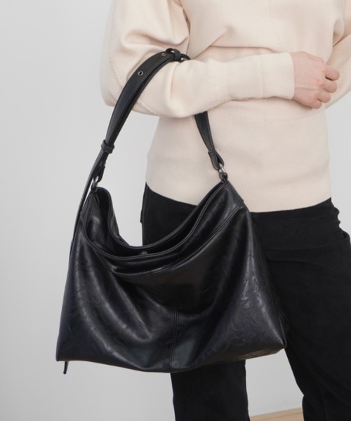 Never mind the XU / Chikashitsu+(ネバーマインド ザ エックスユー / チカシツプラス)の「【HAH ARCHIVE】Contour Belted Bag(Faux Leather) / 【ハーアーカイブ】コントゥアベルテッドワンショルダーバッグ(フォーレザー)(ショルダーバッグ・メンズ・ブラック・ONE SIZE)」の6枚目の写真