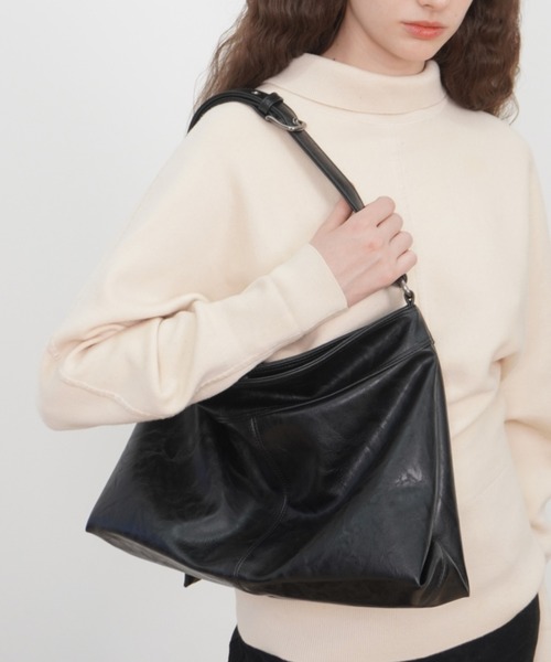 Never mind the XU / Chikashitsu+(ネバーマインド ザ エックスユー / チカシツプラス)の「【HAH ARCHIVE】Contour Belted Bag(Faux Leather) / 【ハーアーカイブ】コントゥアベルテッドワンショルダーバッグ(フォーレザー)(ショルダーバッグ・メンズ・ブラック・ONE SIZE)」の9枚目の写真