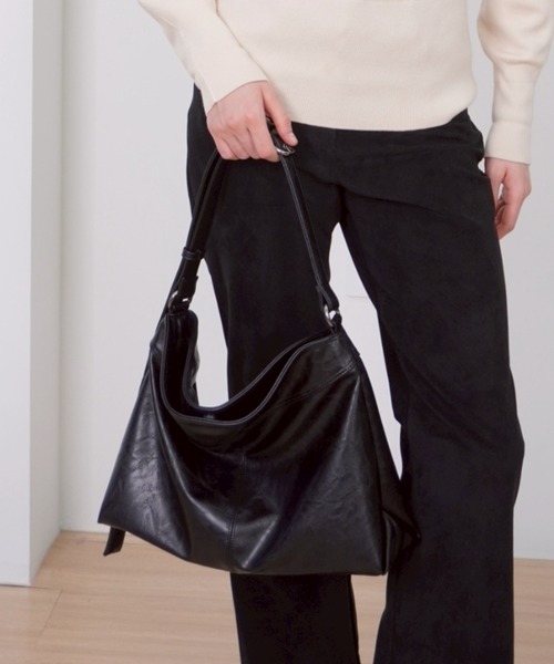 Never mind the XU / Chikashitsu+(ネバーマインド ザ エックスユー / チカシツプラス)の「【HAH ARCHIVE】Contour Belted Bag(Faux Leather) / 【ハーアーカイブ】コントゥアベルテッドワンショルダーバッグ(フォーレザー)(ショルダーバッグ・メンズ・ブラック・ONE SIZE)」の5枚目の写真