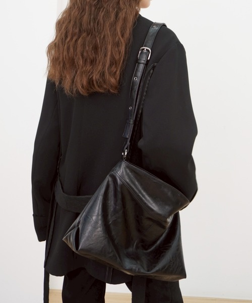 Never mind the XU / Chikashitsu+(ネバーマインド ザ エックスユー / チカシツプラス)の「【HAH ARCHIVE】Contour Belted Bag(Faux Leather) / 【ハーアーカイブ】コントゥアベルテッドワンショルダーバッグ(フォーレザー)(ショルダーバッグ・メンズ・ブラック・ONE SIZE)」の3枚目の写真