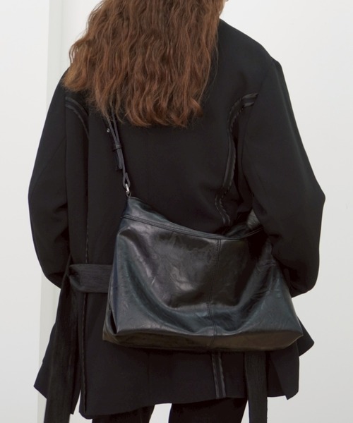 Never mind the XU / Chikashitsu+(ネバーマインド ザ エックスユー / チカシツプラス)の「【HAH ARCHIVE】Contour Belted Bag(Faux Leather) / 【ハーアーカイブ】コントゥアベルテッドワンショルダーバッグ(フォーレザー)(ショルダーバッグ・メンズ・ブラック・ONE SIZE)」の2枚目の写真