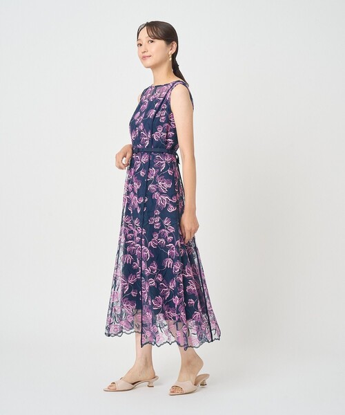 ANAYI(アナイ)の「ラーレエンブロイダリーフレア ワンピース(ドレス・レディース・ネイビー/ベージュ・38/36/34)」の3枚目の写真
