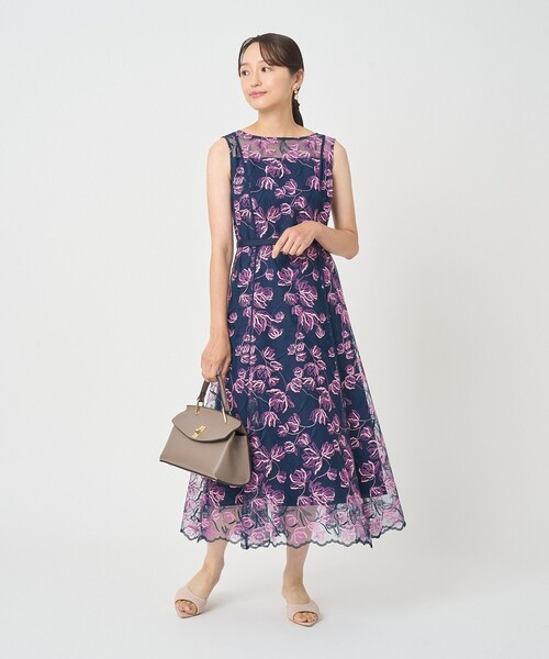 ANAYI(アナイ)の「ラーレエンブロイダリーフレア ワンピース(ドレス・レディース・ネイビー/ベージュ・38/36/34)」の4枚目の写真
