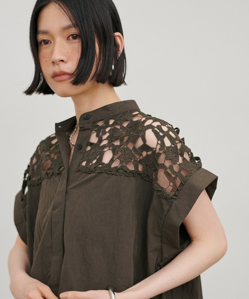 LARUTA(ラルータ)の「【LARUTA】刺繍レースドロップショルダーシャツ(シャツ/ブラウス・レディース・カーキ/オフホワイト/ブラック/ストライプ・FREE)」の3枚目の写真