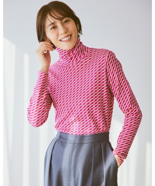 DoCLASSE( ドゥクラッセ)の「超長綿タートルネック/モダン柄(Tシャツ/カットソー・レディース・ブラック×ホワイト/ベージュ×ブラック/ネイビー/グリーン/レッド/ブラウン/その他・L/M/S/LL/3L)」の6枚目の写真