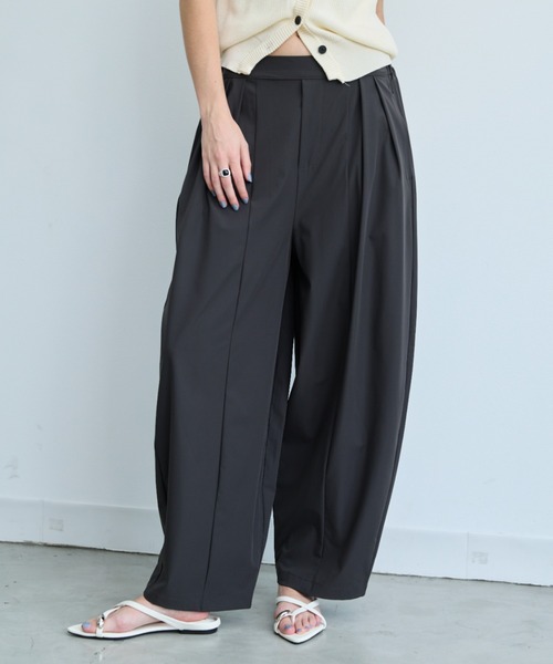 DRWCYS（ドロシーズ）の「【接触冷感/UVカット】タックコクーンパンツ（その他パンツ・レディース・チャコールグレー/ブラック・FREE）」の2枚目の写真
