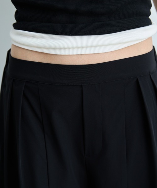 DRWCYS（ドロシーズ）の「【接触冷感/UVカット】タックコクーンパンツ（その他パンツ・レディース・チャコールグレー/ブラック・FREE）」の3枚目の写真