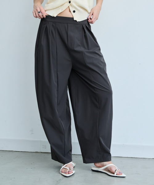 DRWCYS（ドロシーズ）の「【接触冷感/UVカット】タックコクーンパンツ（その他パンツ・レディース・チャコールグレー/ブラック・FREE）」の17枚目の写真