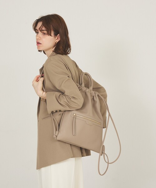 LOWELL things(ロウェル シングス)の「2WAYリバーシブルナップサック/フェイクレザー/A4/推し活(バックパック/リュック・レディース・グレイッシュベージュ/ブラック・フリー)」の4枚目の写真