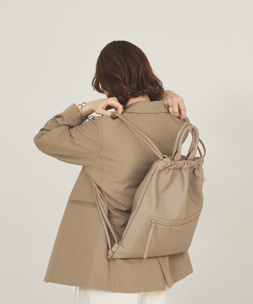 LOWELL things(ロウェル シングス)の「2WAYリバーシブルナップサック/フェイクレザー/A4/推し活(バックパック/リュック・レディース・グレイッシュベージュ/ブラック・フリー)」の5枚目の写真