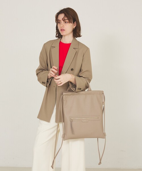 LOWELL things(ロウェル シングス)の「2WAYリバーシブルナップサック/フェイクレザー/A4/推し活(バックパック/リュック・レディース・グレイッシュベージュ/ブラック・フリー)」の9枚目の写真