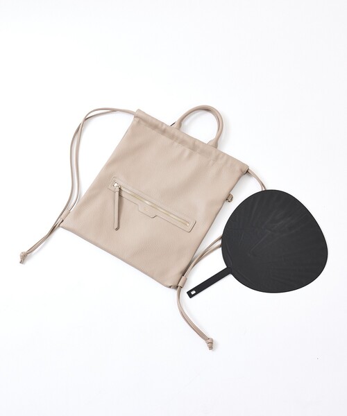 LOWELL things(ロウェル シングス)の「2WAYリバーシブルナップサック/フェイクレザー/A4/推し活(バックパック/リュック・レディース・グレイッシュベージュ/ブラック・フリー)」の13枚目の写真