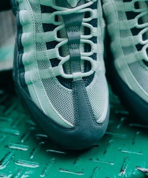 NIKE(ナイキ)の「AIR MAX 95 BIG BUBBLE HM4740-103(スニーカー・メンズ・ホワイト・27.5cm/24.5cm/24.0cm/27.0cm/26.5cm/26.0cm/25.5cm/25.0cm/28.5cm/28.0cm)」の8枚目の写真